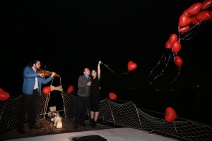 Kırmızı Kalpli Uçan Balon Servisi ve Müzisyen Temini
