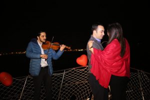 Müzisyen Eşliğinde Evlilik Teklifi Organizasyonu ve Romantik Dans