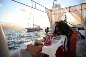 Karşıyaka Yelken Kulübünde Sürpriz Evlilik Teklifi Organizasyonu