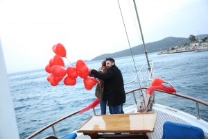 Muğla'da Evlilik Teklifi Organizasyonu Kırmızı Kalpli Uçan Balonlar