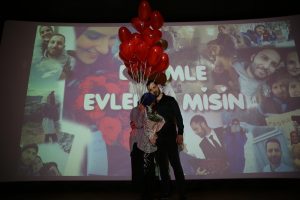 Kırmızı Balonlar Eşliğinde Romantik Evlilik Teklifi Organizasyonu Afyon