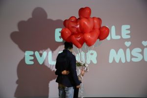 Kırmızı Kalpli Uçan Balonlar ile Afyonda Evlilik Teklifi Organizasyonu