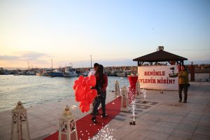Benimle Evlenir Misin Yazılı Pankart ile Evlilik Teklifi Organizasyonu İzmir