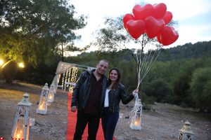 Kırmızı Kalpli Uçan Balonlar ile Yalıkavak'ta Evlilik Teklifi Organizasyonu