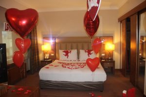 Kırmızı Kalpli Uçan Balonlar ile Otel Odası Süsleme Hizmeti Uşak