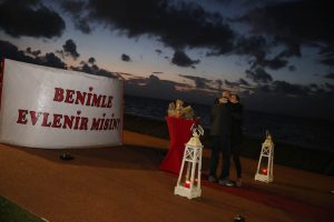 Gün Batımı İskelesinde Sürpriz Evlilik Teklifi Organizasyonu İzmir