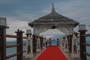 Çeşme Otel İskelede Evlilik Teklifi Organizasyonu İzmir Yürüyüş Yolu Süsleme İzmir Organizasyon