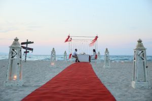 Deniz Kenarında Evlenme Teklifi Organizasyonu Yürüyüş Yolu Süsleme İzmir Organizasyon