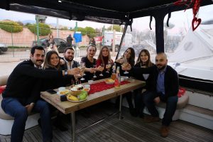 Arkadaş Grubu ile Birlikte Evlilik Teklifi Organizasyonu İzmir